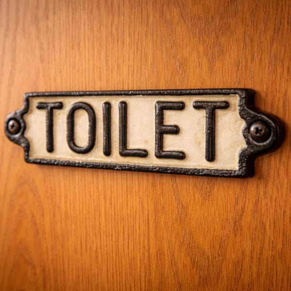 Toiletskylt i bemålat gjutjärn i svart och vitt. Klassisk skylt för badrum och toalett, enkel att montera med skruvar. Mått 17 cm.