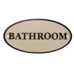 Skylt i bemålat gjutjärn med texten Bathroom, mått 17,5x8,5 cm (lxh).