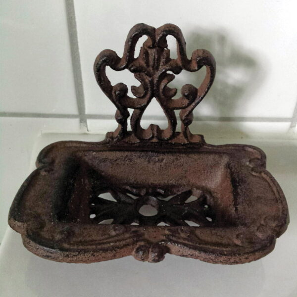 Vacker tvålkopp tillverkad i gjutjärn, mått 14,5x11x9,5 cm.