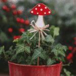Denna charmiga blompinne i form av en klassisk flugsvamp är ett enkelt sätt att skapa både höstmys och julstämning i ditt hem. Tillverkad i trä.