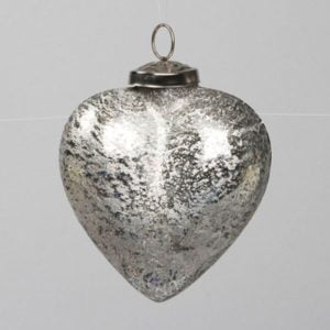 Hjärtformad julkula i silverfärgat glas med krackelerad finish. Mått 12 cm.