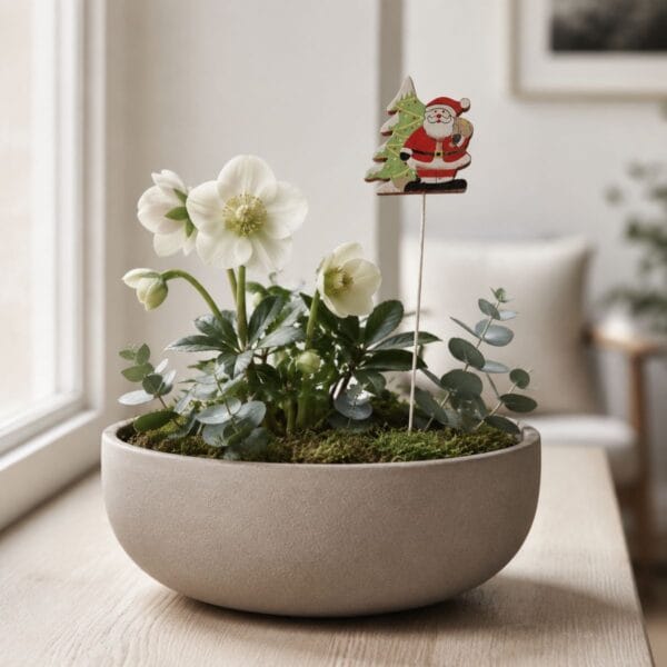 Denna charmiga blompinne med en traditionell tomte erbjuder ett enkelt sätt att skapa julstämning i ditt hem. Total längd inklusive pinne ca 28 cm.