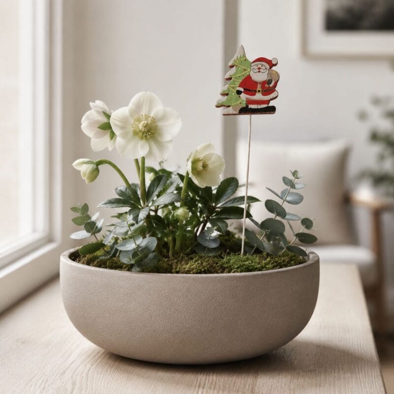 Denna charmiga blompinne med en traditionell tomte erbjuder ett enkelt sätt att skapa julstämning i ditt hem. Total längd inklusive pinne ca 28 cm.