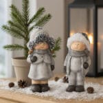 Två julfigurer i målad terracotta med textildetaljer. Charmiga vinterbarn som sprider en varm och lekfull julstämning i hemmet. Höjd 18 cm.