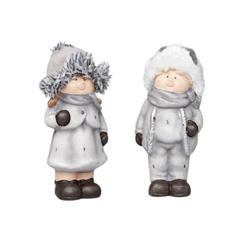 Två julfigurer i målad terracotta med textildetaljer. Charmiga vinterbarn som sprider en varm och lekfull julstämning i hemmet. Höjd 18 cm.