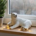 Dekorativ isbjörn i vit polyresin. En charmig vinterdekoration som passar lika bra bland juldekorationerna som i en vinterinspirerad inredning långt efter att granen åkt ut. Längd 26 cm.