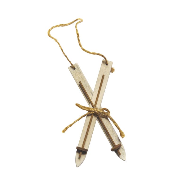 Låt julgranen få en touch av fjällstuga med denna charmiga hängdekoration i form av skidor och stavar i trä med upphängning och rosett i jute. Längd 12 cm.