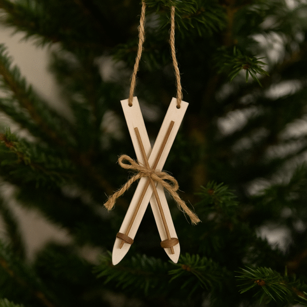 Låt julgranen få en touch av fjällstuga med denna charmiga hängdekoration i form av skidor och stavar i trä med upphängning och rosett i jute. Längd 12 cm.