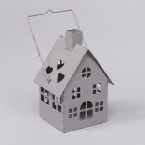 Ljuslykta för värmeljus i form av ett hus i gråmålad metall. Mått 8,5x8x15 cm (lxdxh, höjd till skorsten. Höjd till handtag 19 cm).