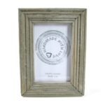 Fotoram i naturfärgat trä 15×20 cm med bildmått 10×15 cm. Naturligt och harmoniskt uttryck, perfekt för hylla, skänk eller sängbord.