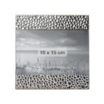 Fotoram med ram i blank metall. Mått bildyta 10x15 cm, mått ram 16x15 cm.