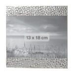 Fotoram med ram i blank metall. Mått bildyta 13x18 cm, mått ram 19x18 cm.