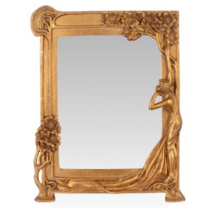En underbar spegel i Art Nouveau stil. Spegeln är tillverkad av förgylld polyresin och har måtten 26,5x34,5 cm.