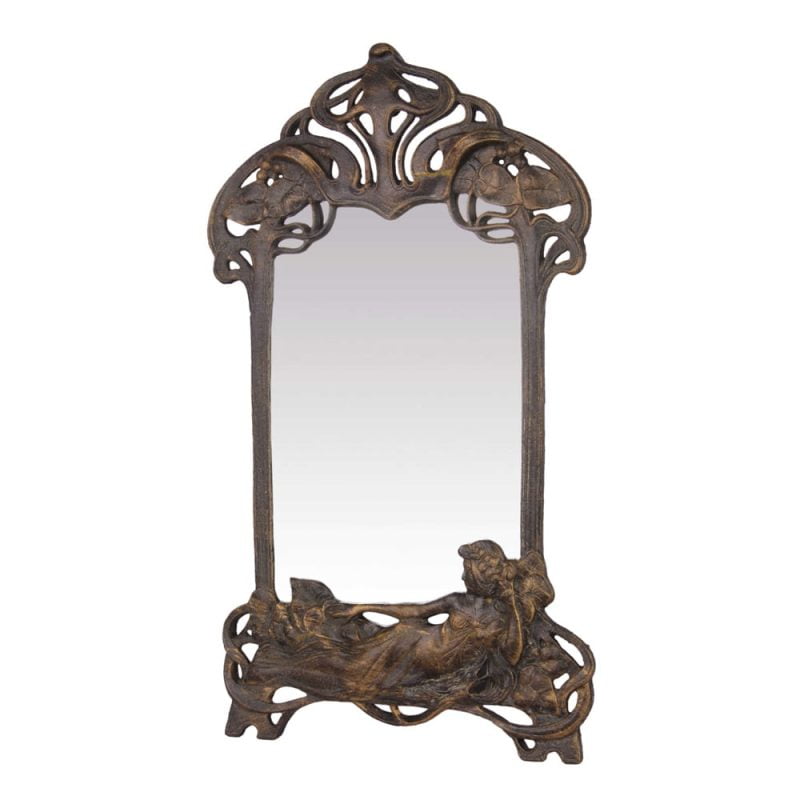 En underbar vägghängd spegel i Art Nouveau stil. Spegelns ram är tillverkad i gjutjärn och har måtten 28,5x49 cm (bxh).