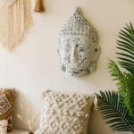 Stort buddhahuvud i magnesia för vägg, 63 cm. Dekorativ väggdekoration som skapar en harmonisk, rofylld och bohemisk känsla i hemmet.