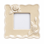Antikvit fotoram i keramik med rosor i relief och mjukt vågiga kanter. Liten dekorativ ram för foto 7×7 cm. Yttermått 13×13 cm.