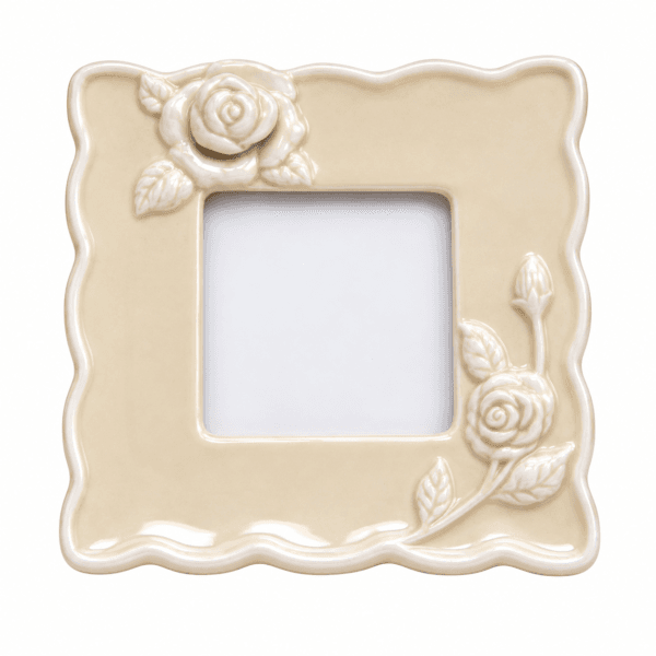 Antikvit fotoram i keramik med rosor i relief och mjukt vågiga kanter. Liten dekorativ ram för foto 7×7 cm. Yttermått 13×13 cm.
