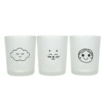 Ljuslykta i glas med motiv. Set om tre i olika utförande. Mått: 5,5x5,5x6,5 cm Material: glas