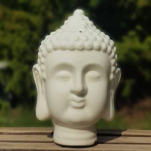 Buddhahuvud i vit keramik, mått 20x18,5x30,5 cm (lxdxh).