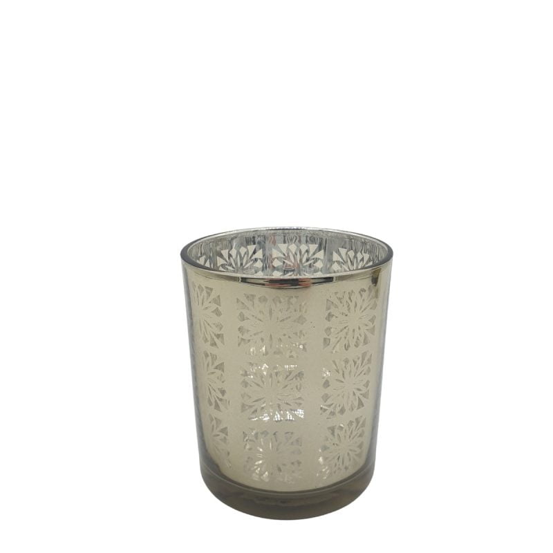 Ljuslykta i folierat glas som sprider ett stämningsfullt sken. Mått 8,5x7 cm (hxd).