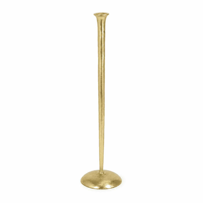 Hög och smal golvljusstake i guldfärgad aluminium med lätt strukturerad yta. Dekorativ vid fåtöljen, skänken eller i hallen. Höjd 59 cm.