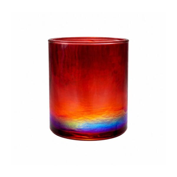 Ljuslykta i glas där färgen skiftar i olika nyanser, från rosa till nästan orange. Avsedd för värmeljus. Diameter 8 cm, höjd 9 cm.