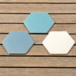 Stilrena glasunderlägg i keramik som skyddar bordet och lyfter dukningen. Hexagonform i fina färger. Set om 3, passar även för blockljus.