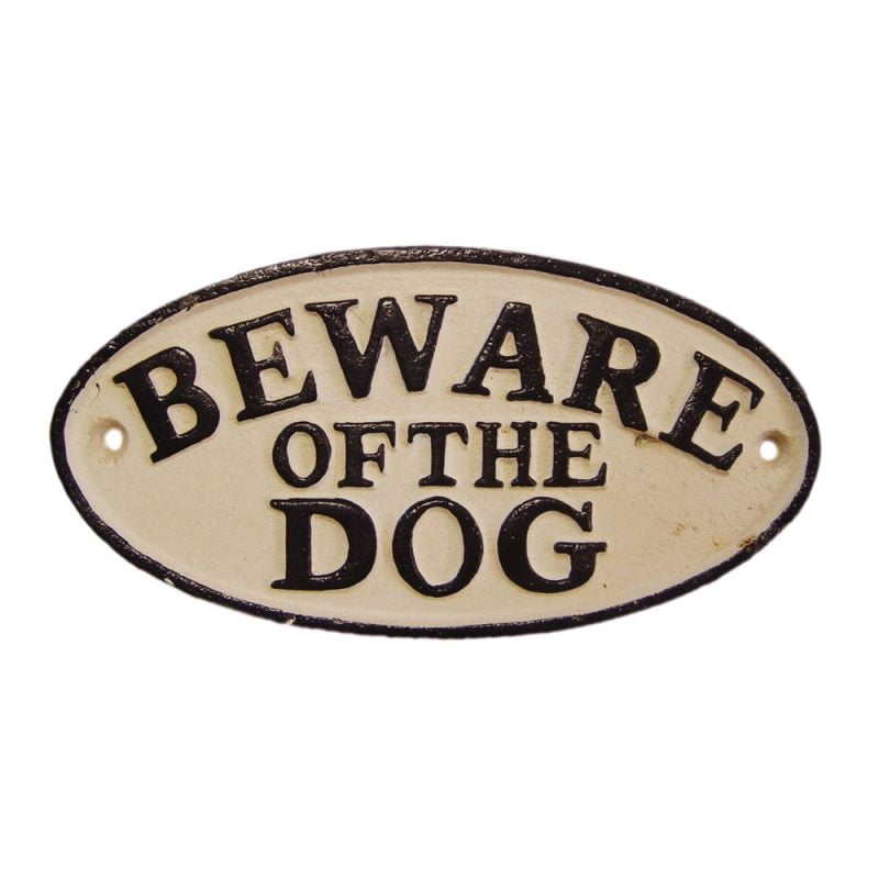 Skylt i bemålat gjutjärn med texten Beware of the dog, mått 17,5×8,5 cm (lxh).