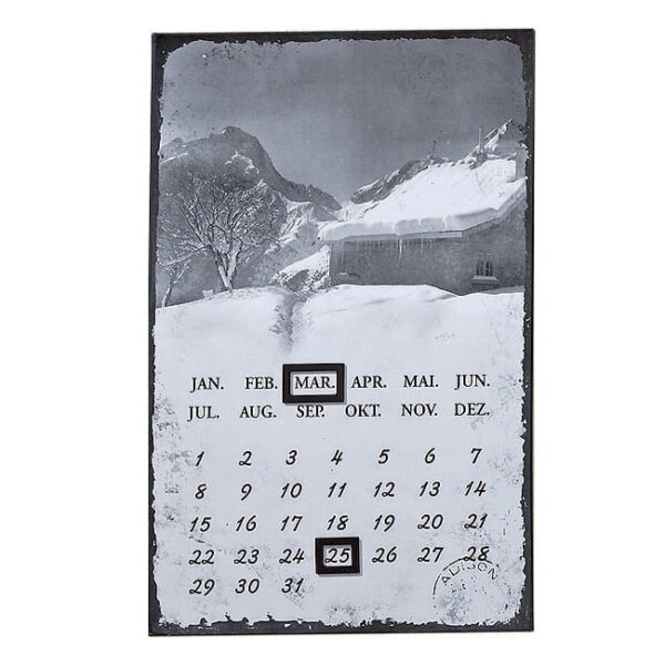 Kalender i plåt med vintrigt motiv och magneter som man flyttar. Fungerar för alla år. Mått 24x36 cm.