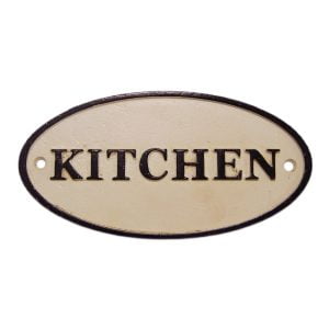 Skylt i bemålat gjutjärn med texten Kitchen, mått 17,5×8,5 cm (lxh).