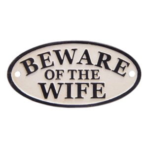 Skylt i bemålat gjutjärn med texten Beware of the wife, mått 17,5×8,5 cm (lxh).