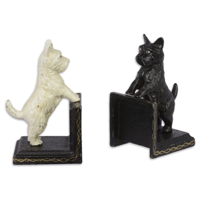 1-par bokstöd i gjutjärn med dekor av svart och vit hund, mått 9x15x8 cm (lxhxd).