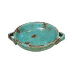 Rustikt fat med hänklar i celadonfärgad keramik. Mått: 37x29x8 cm (lxbxh).