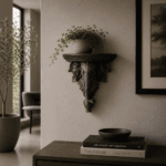 Dekorativ vägghylla med elefanthuvud i resin. Skulptural form med ornamentik som ger väggen karaktär och passar både modern och klassisk inredning.