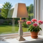 Bordslampa med träfot och grå textilskärm. 53 cm hög, ger ett mjukt och behagligt ljus, perfekt för fönster, sideboard eller sängbord.