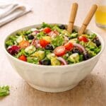 Staplingsbar skål i bambu, ett praktiskt och klimatsmart val till sallad, frukt och tillbehör i vardagen. Tål maskindisk.