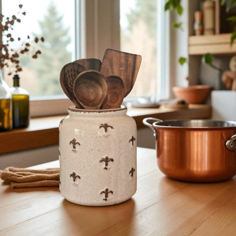 WER-0497-2 Keramikkruka/vas med krackelerad glasyr och reliefdekor i form av fransk lilja. Perfekt som redskapshållare på bänken eller fin med torkade växter.