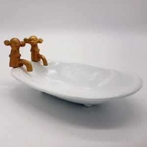 Tvålkopp i form av ett badkar i bemålat gjutjärn. Mått 15,5x10x6,5 cm.