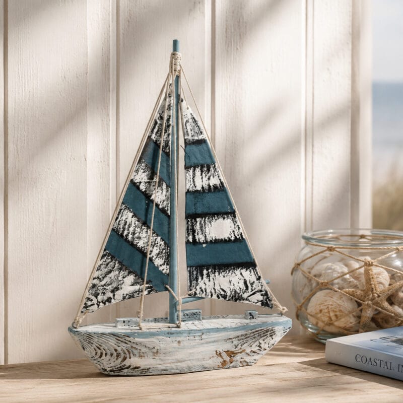 26268 Dekorativ segelbåt i trä med segel i textil, mått 38,5x25,5x6,5 cm (hxlxb).
