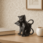Dekorativ figur med två kelande katter i polyresin och lätt antikbehandlad yta. En charmig inredningsdetalj och fin present till kattälskaren.