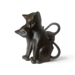 Dekorativ figur med två kelande katter i polyresin och lätt antikbehandlad yta. En charmig inredningsdetalj och fin present till kattälskaren.