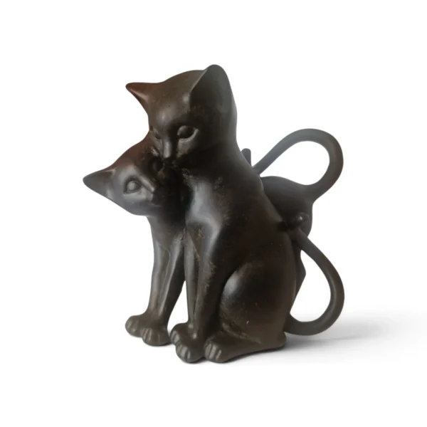Dekorativ figur med två kelande katter i polyresin och lätt antikbehandlad yta. En charmig inredningsdetalj och fin present till kattälskaren.