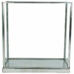 Lykta i glas och metall i stilren design. Ger ett mjukt och behagligt sken och passar fint på soffbord, sideboard eller i fönster.