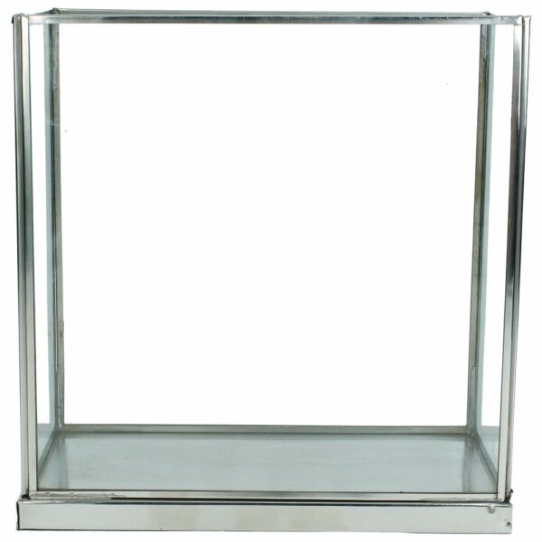 Lykta i glas och metall i stilren design. Ger ett mjukt och behagligt sken och passar fint på soffbord, sideboard eller i fönster.