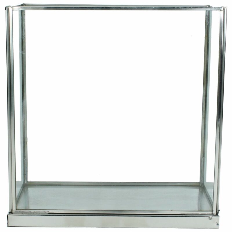 Lykta i glas och metall i stilren design. Ger ett mjukt och behagligt sken och passar fint på soffbord, sideboard eller i fönster.