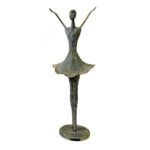 Dekorativ ballerina i metall. Mått 20x11x54 cm.