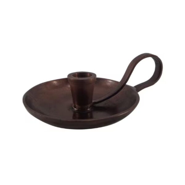 Kammarljusstake i rustikt gjutjärn avsedd för kronljus. Mått 15x10x8 cm (lxdxh).