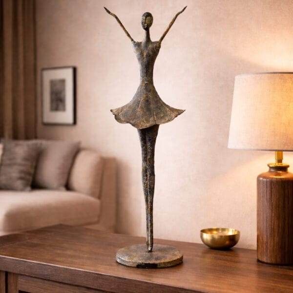 Dekorativ ballerina i metall med elegant form och fin patina. 54 cm hög, en stilfull detalj som ger höjd och rörelse i rummet.