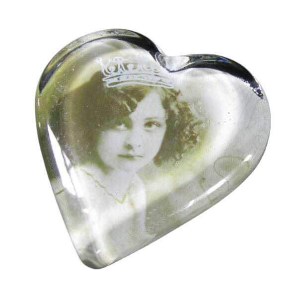 Dekorativt glashjärta med vintagemotiv och nostalgisk känsla. En liten detalj som ger liv åt hylla, skrivbord eller stilleben.