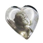 Dekorativt glashjärta med vintagemotiv och nostalgisk känsla. En liten detalj som ger liv åt hylla, skrivbord eller stilleben.